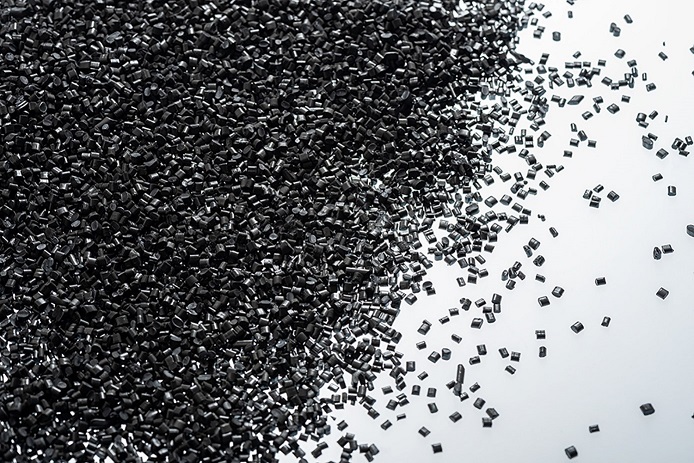 Zrnca za brizganje, ki jih je razvil Kurz iz ostankov in recikliranega PET materiala. (Foto: Kurz)